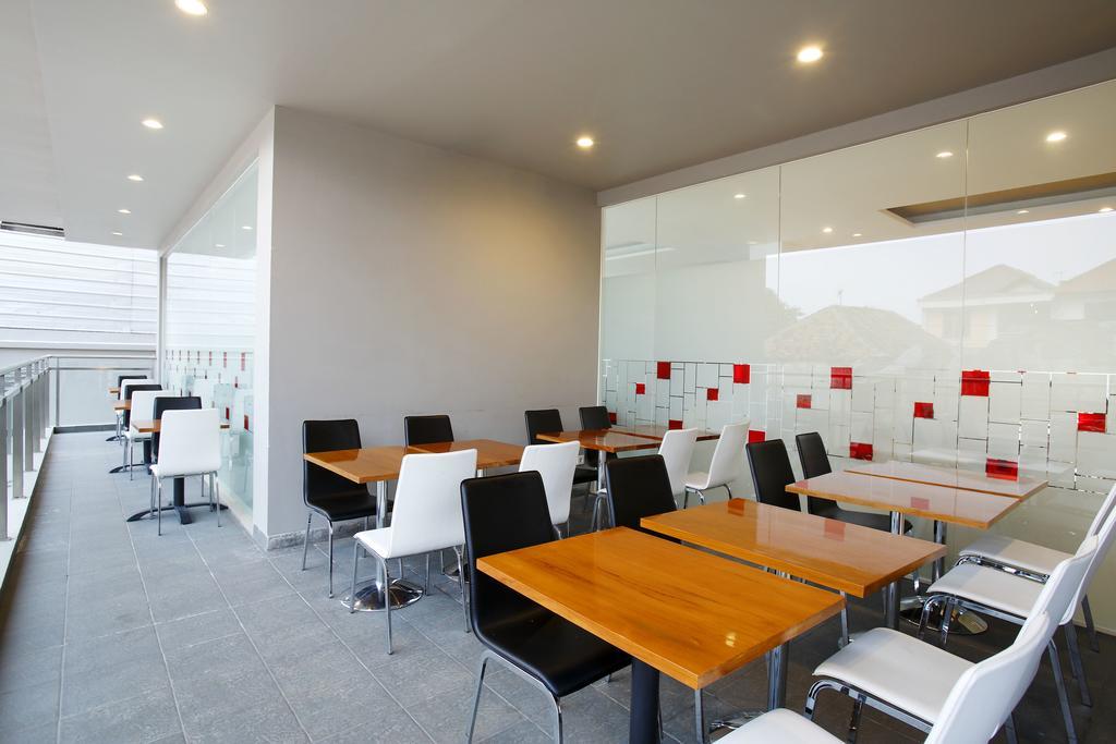 Amaris Hotel Tebet Jakarta Exterior photo